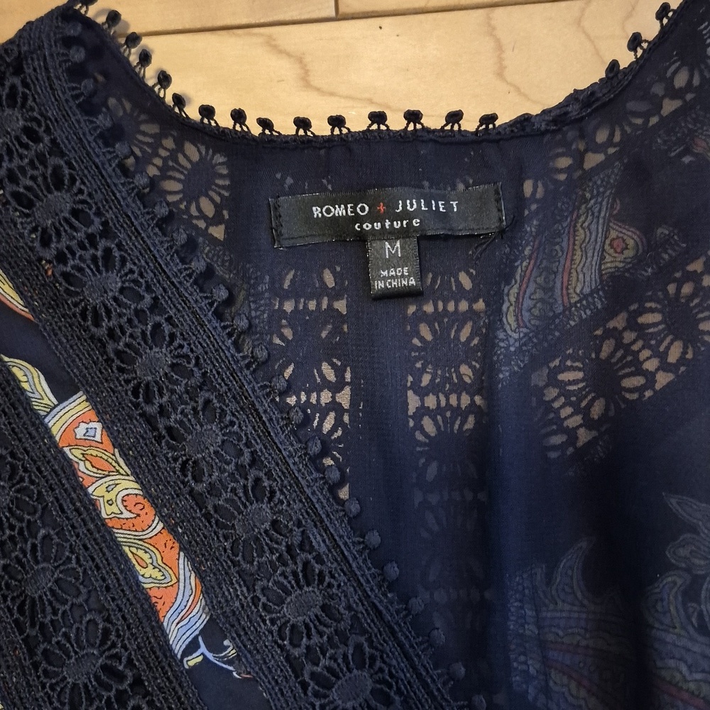 Romeo & Juliet Couture Women's Size Medium Black Paisley Bell Sleeve Blouse - Picture 3 of 10